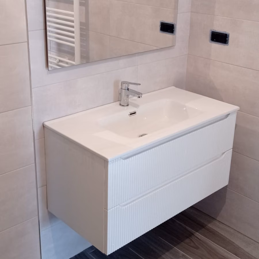 Sanitario con piano di appoggio in un bagno