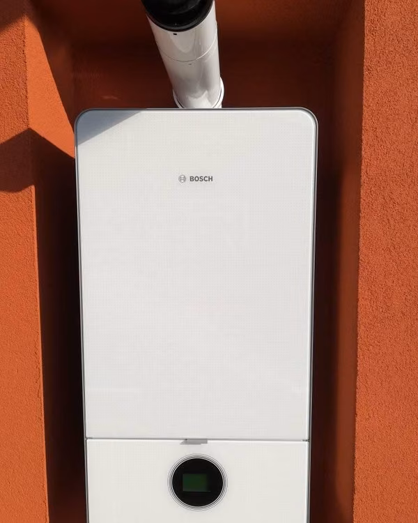 Apparecchio murale installato in una nicchia, con pannello comandi sul fronte