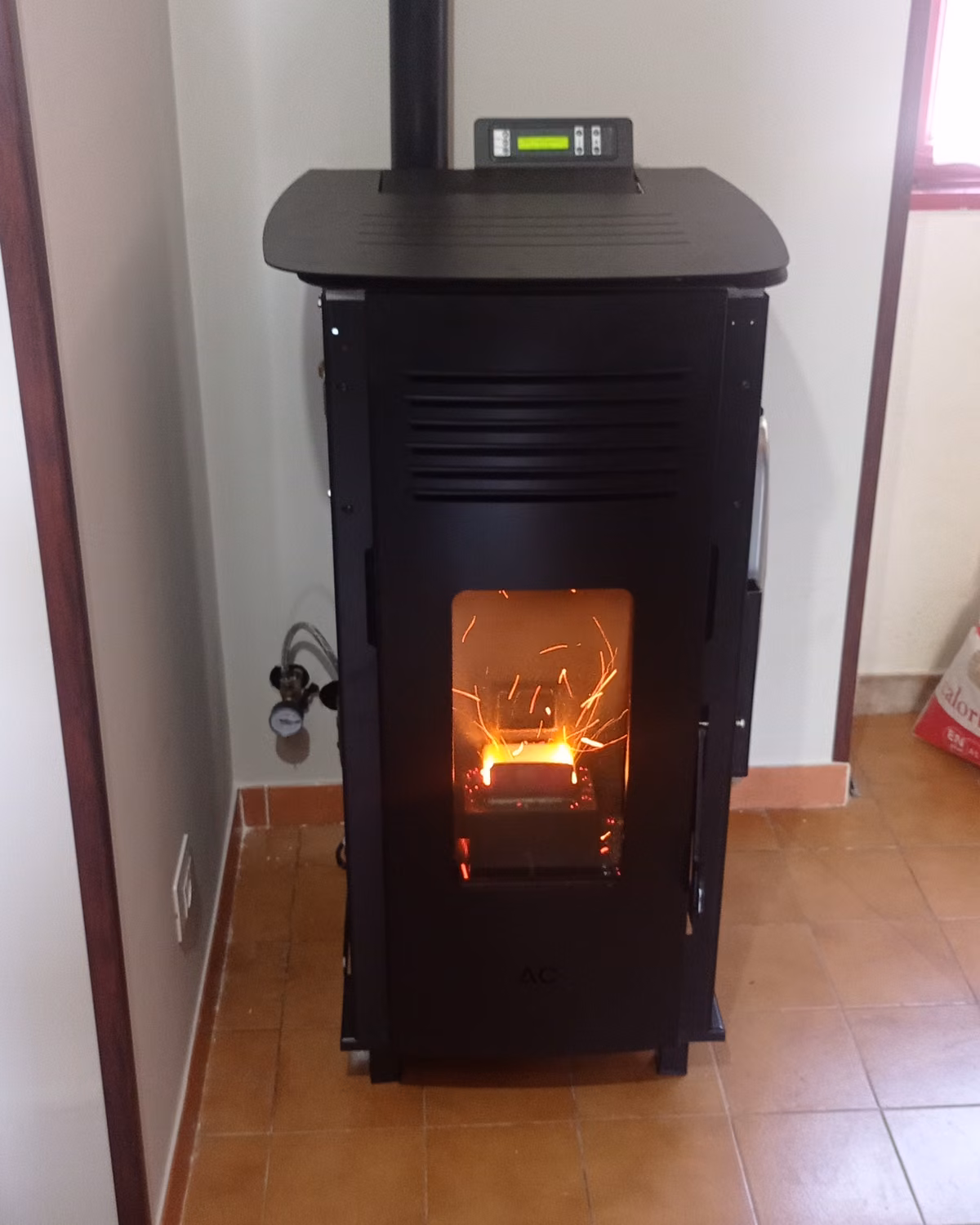 Stufa a legna con il fuoco acceso nel focolare